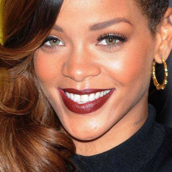 Rihanna optou por uma versão do batom vermelho com fundo marrom durante um evento em Los Angeles em 2013